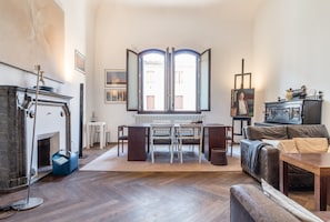 Grand Apartment | Living area | 40-inch flat-screen TV with satellite channels, TV - Red House close to Accademia Bridge (Venice)