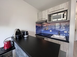 Réfrigérateur, micro-ondes, four, lave-vaisselle