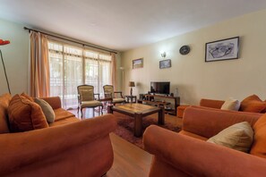 Appartement supérieur, 3 chambres, salle de bain attenante, rez-de-chaussée | Salle de séjour | Téléviseur connecté de 43 po avec télévision numérique, téléviseur