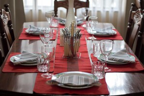 Superior appartement, 3 slaapkamers, en-suite badkamer, op benedenverdieping | Dineerruimte