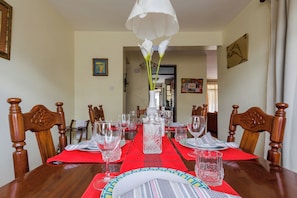 Apartamento superior, 3 quartos, suíte, no piso térreo | Sala de jantar
