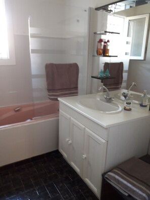 Badkar, hårtork, tvål och toalettpapper