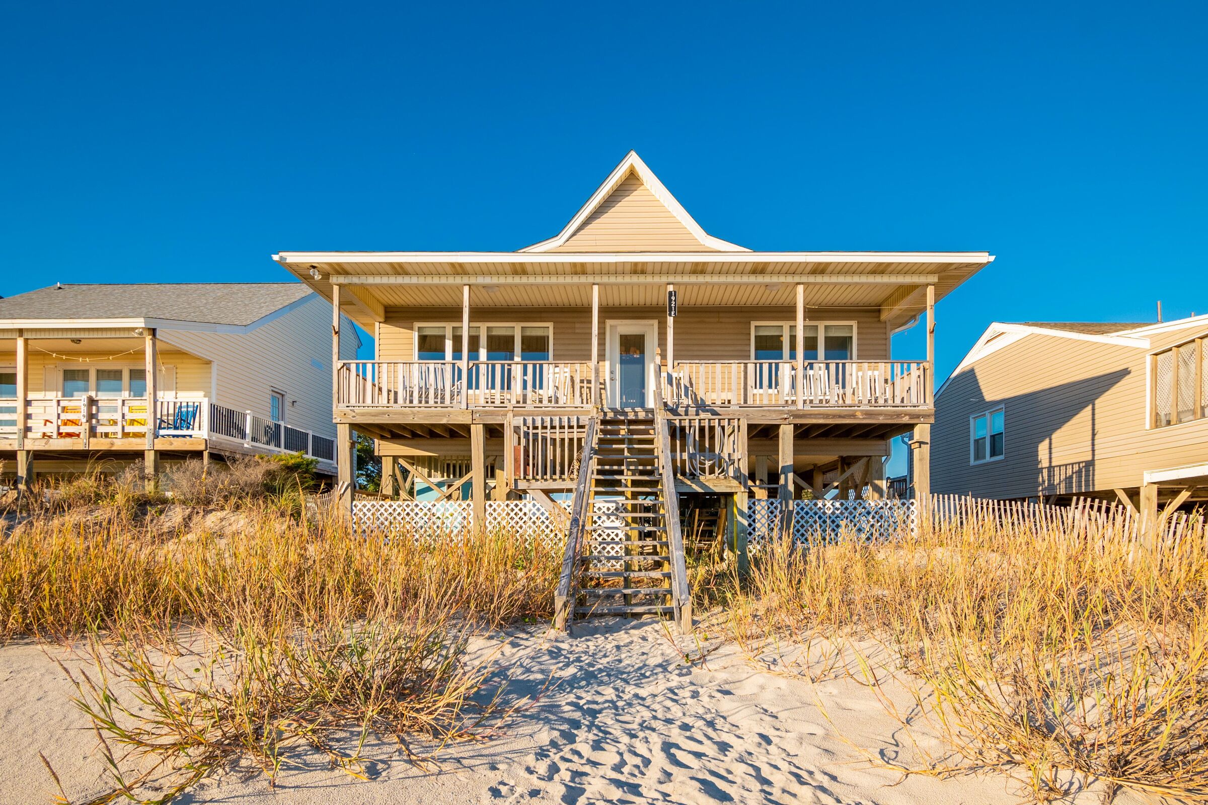 Lady Dune: Cozy Oceanfront Cottage Near Oceancrest Pier