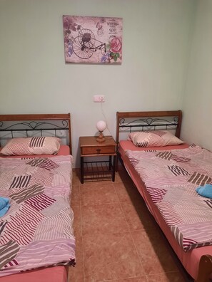2 slaapkamers, een strijkplank/strijkijzer, gratis wifi, beddengoed