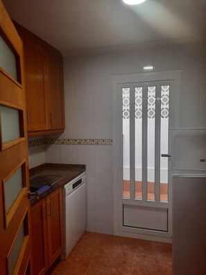 Frigorífico, microondas, horno y placa de cocina