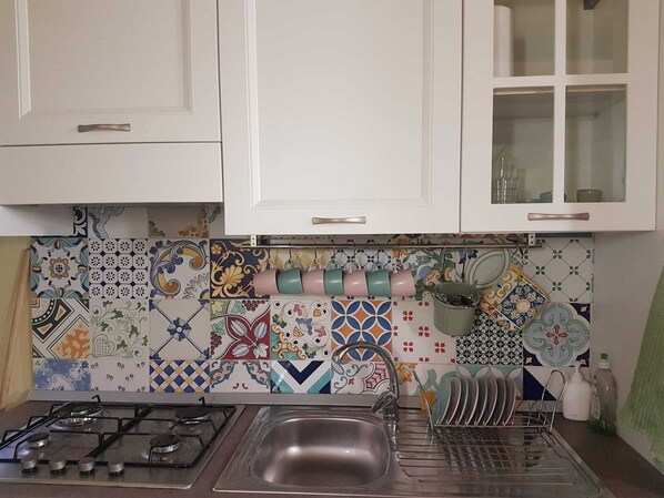 Kühlschrank, Mikrowelle, Herdplatte, Geschirrspüler