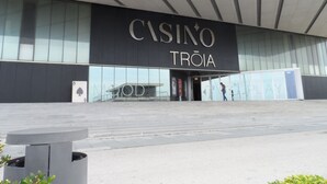 A modern building with a large sign reading "CASINO TROIA". - Hedone Tróia Resort (Grândola)