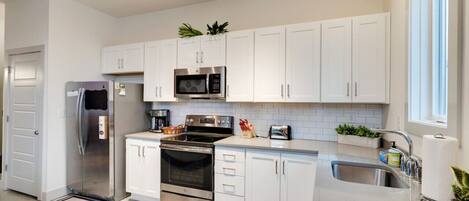 冷蔵庫、電子レンジ、オーブン、コンロ