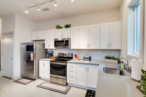 Chic Condo: 2mi to Downtown, Sleeps 8+, by Geodis
