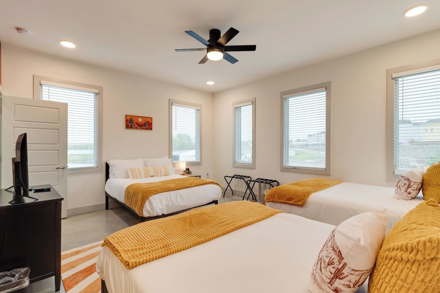 Skrivebord, strykejern/-brett, reiseseng for barn og wi-fi