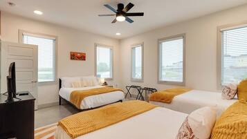 Skrivebord, strykejern/-brett, reiseseng for barn og wi-fi