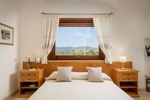 5 bedrooms, travel cot, free WiFi