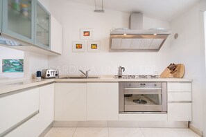 Kjøleskap, ovn, kokeplater og oppvaskmaskin