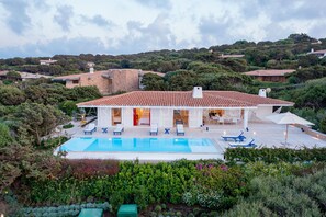 Exterior - Villa Gloriator: charming villa with private pool close to the beach (Portobello Di Gallura)