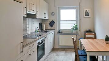 KĂŒhlschrank, Mikrowelle, Ofen, Herdplatte