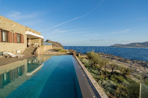 Villa Linayre: in front of the sea with private pool
