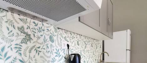 Kühlschrank, Ofen, Herdplatte, Wasserkocher mit Kaffee-/Teezubehör