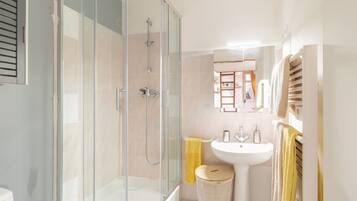 SĂšche-cheveux, serviettes fournies