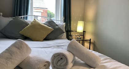 3 Bedroom House Close to M6 & M55