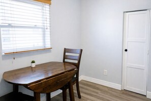 Dining - Urban dream ● Queen Bed ● Fast WIFI (Salt Lake City)