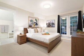 2 habitaciones, escritorio y tabla de planchar con plancha 