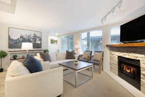 Televisión y chimenea 