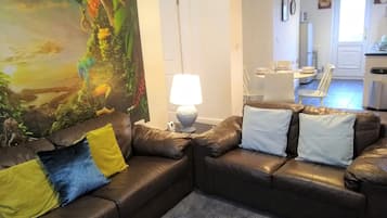 Căn hộ tiện nghi đơn giản, phòng tắm riêng | Lounge