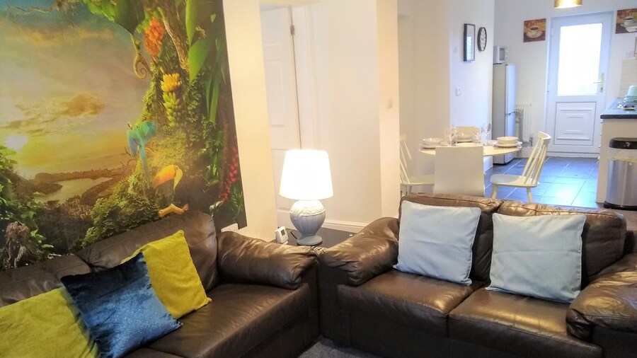 Modern Comfy 2-bedroom Flat in St Helens