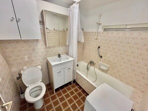Bathtub, hair dryer, towels