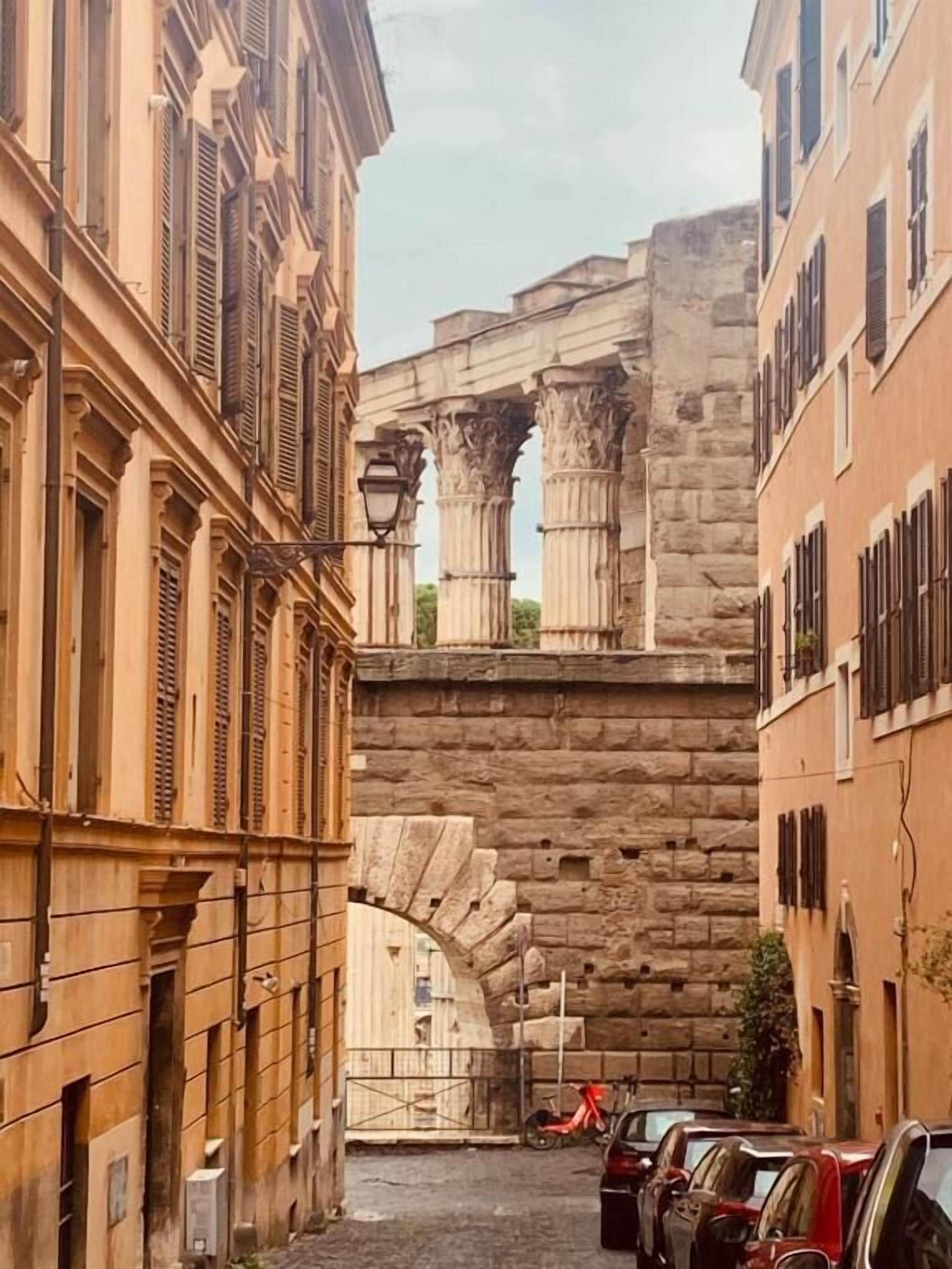 Untuvapeitot, pillowtop-patjalliset sängyt, minibaari