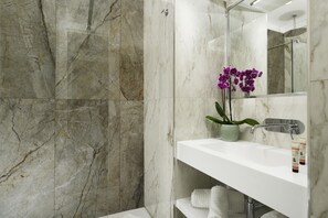Shower, rainfall showerhead, free toiletries, hair dryer - Dimora ai Fori - Guesthouse (Rome)