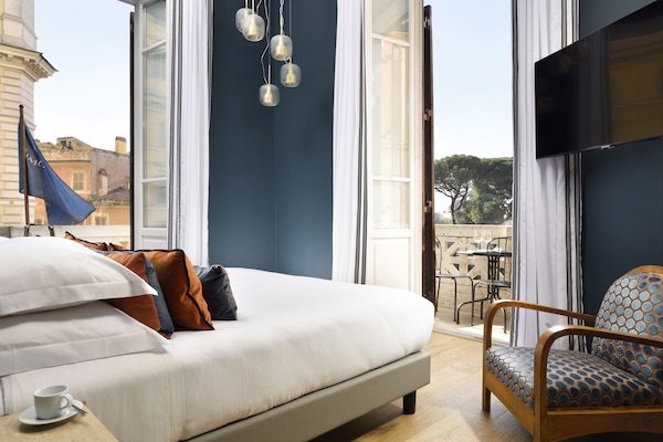 1 bedroom, down comforters, pillowtop beds, minibar