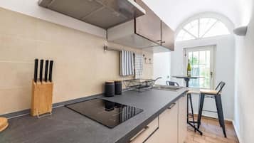 Duplex Apartment - Separate Building | 私人廚房 | 義式濃縮咖啡機、咖啡機/沖茶器、電熱水壺