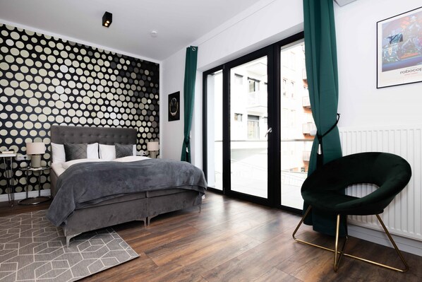 Apartamento superior (Balcony or Terrace) | Decoración individual, escritorio, cortinas opacas