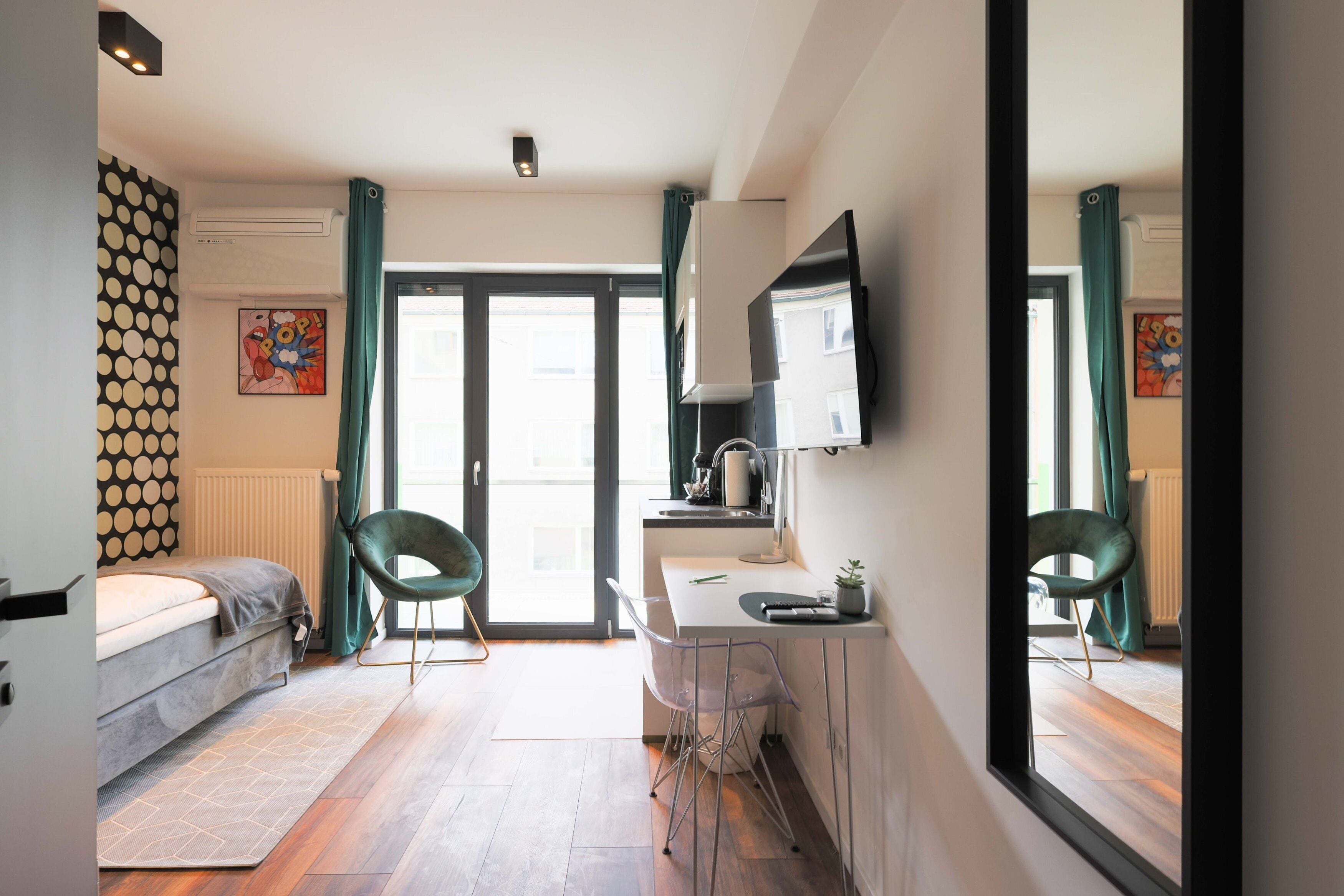 Appartement (Single Apartment) | Décoration personnalisée, bureau, rideaux occultants