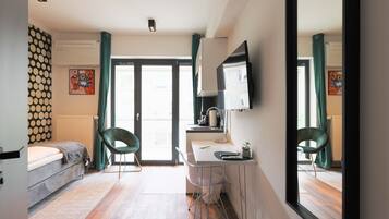 Einzelapartment | 2 Schlafzimmer, individuell dekoriert, Schreibtisch
