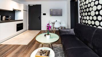 Apartamento luxo, 1 quarto, sacada | Cozinha privada | Geladeira, micro-ondas, fogão, cooktop