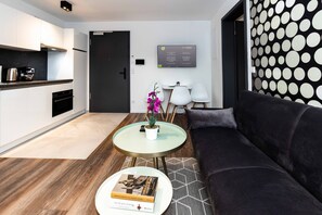 Deluxe Apartment, 1 Bedroom, Balcony | Private kitchen | Fridge, microwave, oven, stovetop