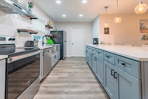 Refrigerador, microondas, horno, placa de cocina