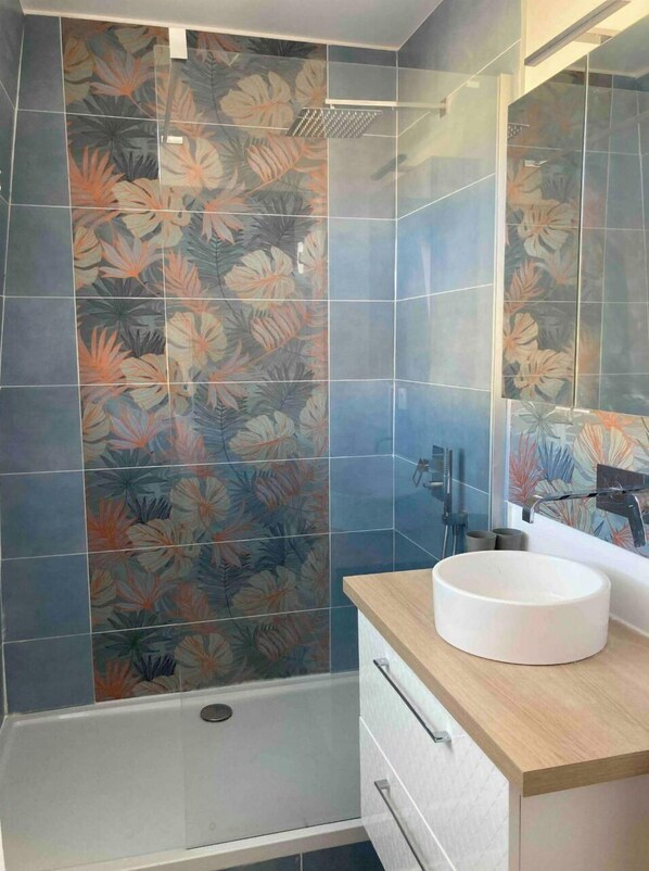 Shower, hair dryer, towels, soap - T2 Cocooning 40m2 Reims Centre (Reims)