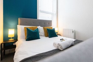 1 slaapkamer, een bureau, een strijkplank/strijkijzer, reisbedje