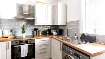 Kylskåp, mikrovågsugn, ugn och brödrost