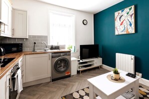 Een koelkast, een magnetron, een oven, een broodrooster