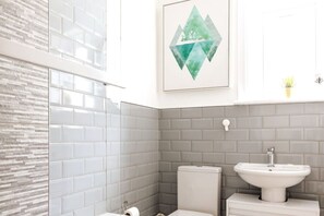 Een haardroger, handdoeken