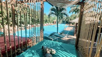 Piscine extérieure, parasols de plage, chaises longues