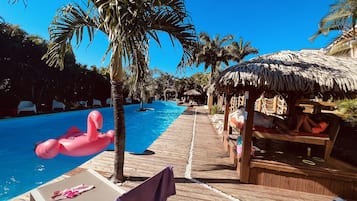 Piscine extérieure, parasols de plage, chaises longues