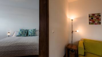 1 dormitorio, tabla de planchar con plancha, wifi y ropa de cama