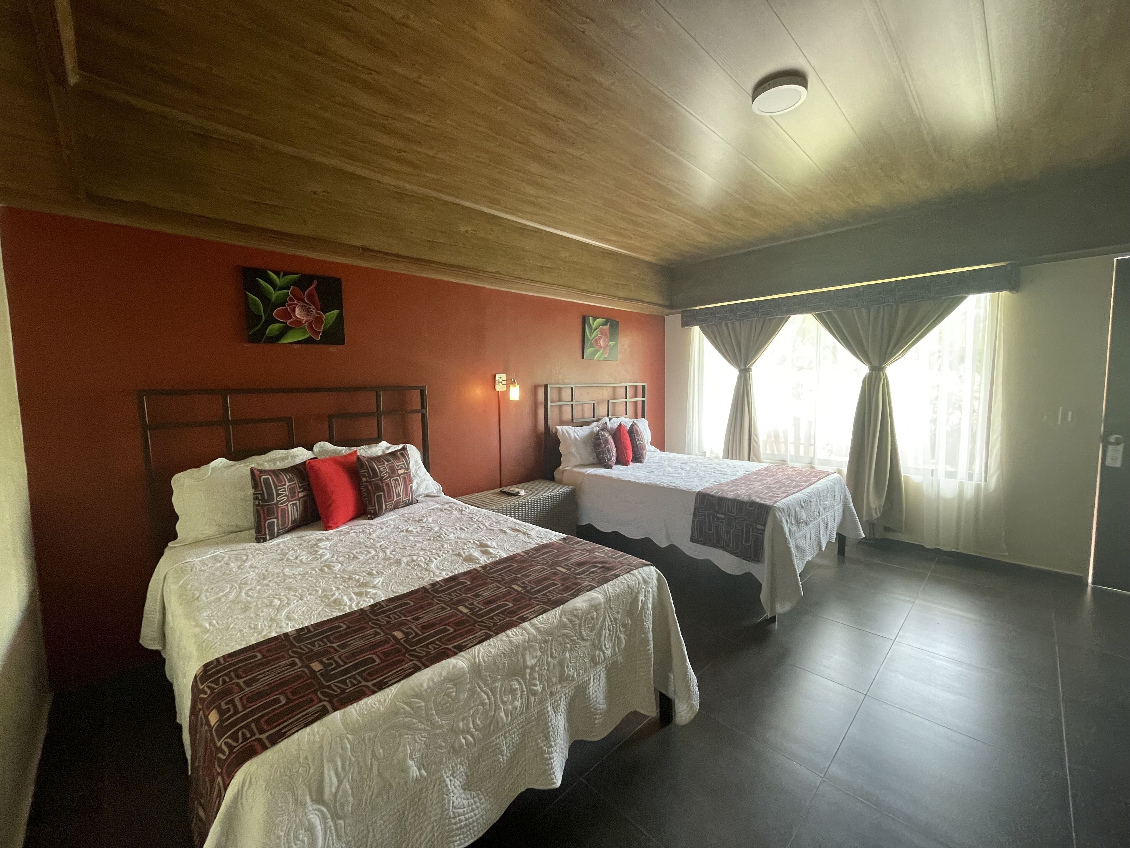 Minibar, espacio para trabajar con laptop, wifi gratis y ropa de cama 
