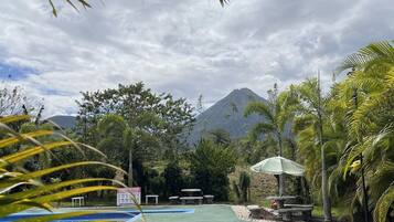 Hồ bơi ngoài trời