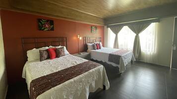 Minibar, khu vực làm việc phù hợp cho laptop